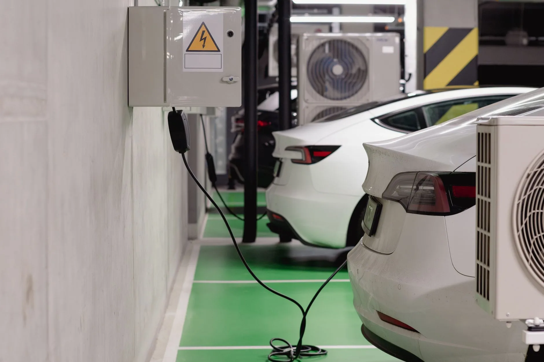 Voiture électrique en recharge sur une place de parking avec borne