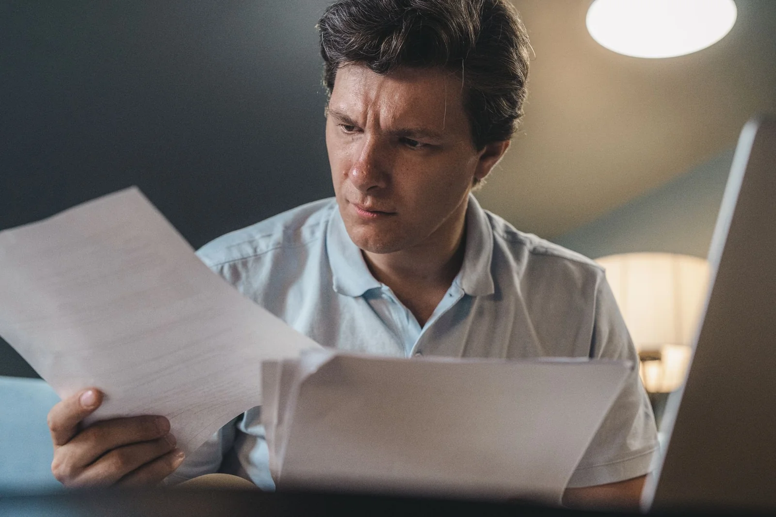 Couple examinant des documents d'investissement à la maison